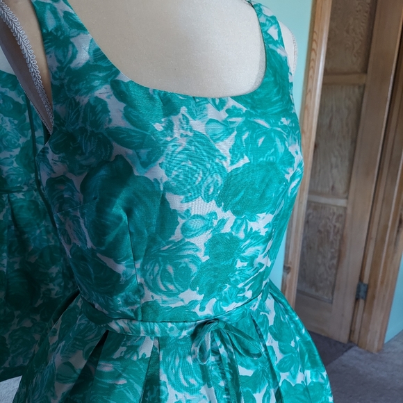 Vintage Style Fit and Flare Dress - Picture 3 of 11
